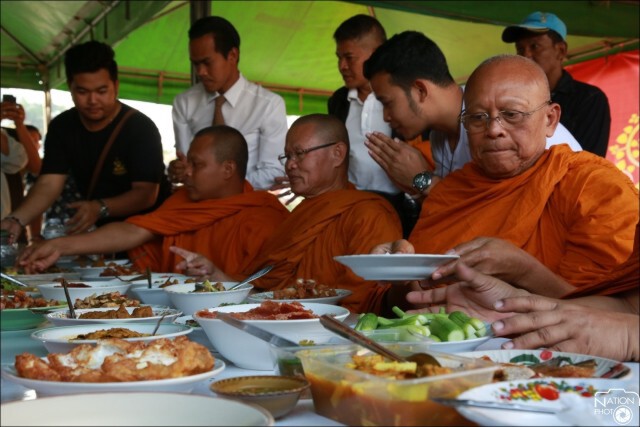 ตำรวจร่วม 100 นายดูแลพระสุเทพบิณฑบาต ม.รามคำแหง
