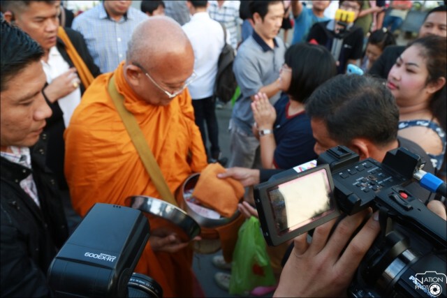 ตำรวจร่วม 100 นายดูแลพระสุเทพบิณฑบาต ม.รามคำแหง