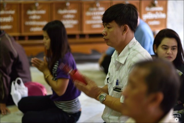 ทำบุญไหว้พระวัดไร่ขิง เสี่ยงเซียมซี ให้อาหารปลา เสริมมงคลชีวิต