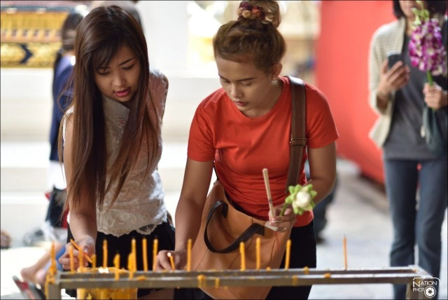 ทำบุญไหว้พระวัดไร่ขิง เสี่ยงเซียมซี ให้อาหารปลา เสริมมงคลชีวิต