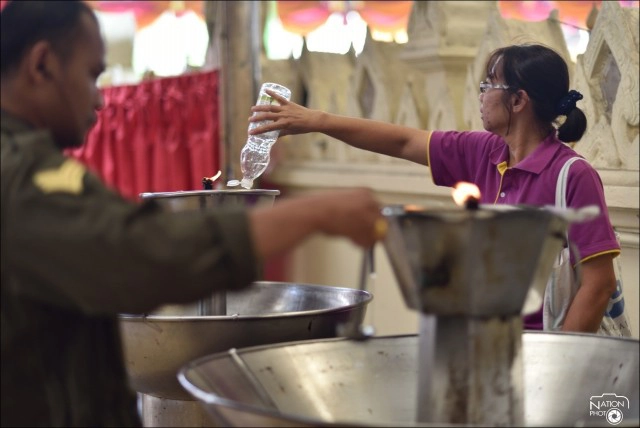 ทำบุญไหว้พระวัดไร่ขิง เสี่ยงเซียมซี ให้อาหารปลา เสริมมงคลชีวิต
