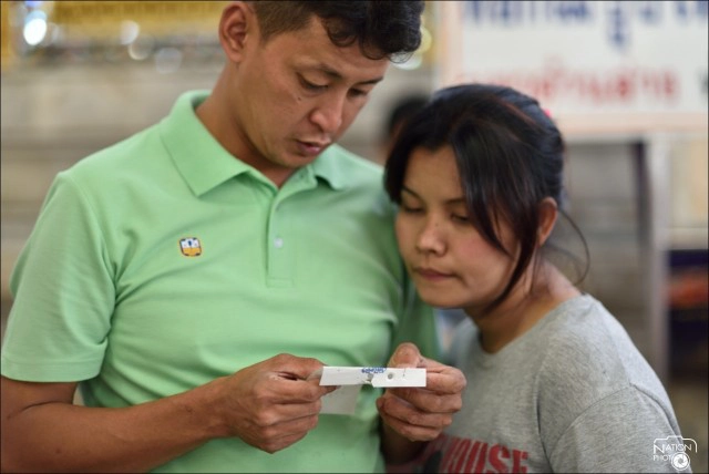 ทำบุญไหว้พระวัดไร่ขิง เสี่ยงเซียมซี ให้อาหารปลา เสริมมงคลชีวิต