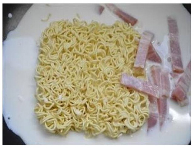 แปลงบะหมี่กึ่งสำเร็จรูปเป็น "อาหารอิตาเลี่ยน"