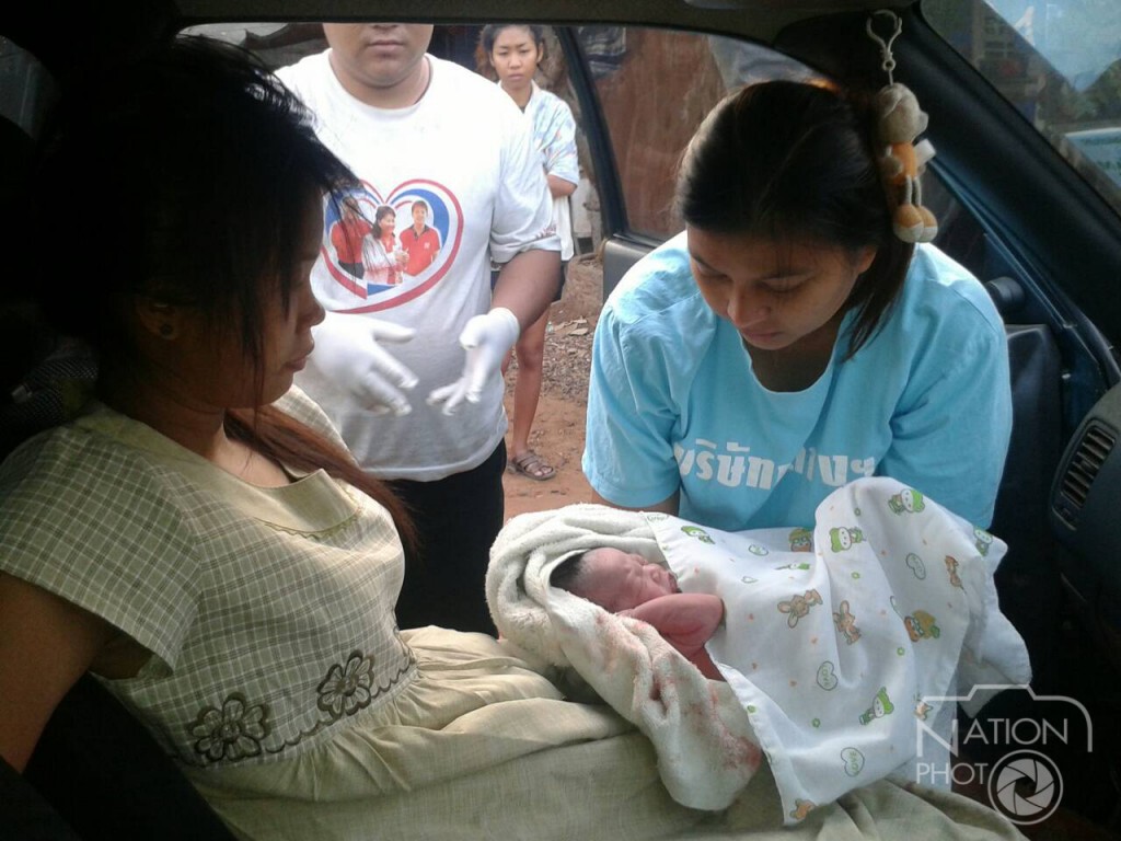 สาวโคราช คลอดลูกบนรถ ขณะแม่พาส่งโรงพยาบาล สาวโคราช คลอดลูกบนรถ ขณะแม่พาส่งโรงพยาบาล