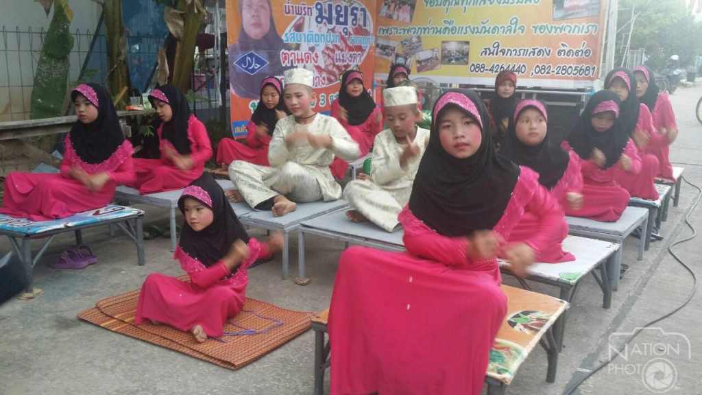 พิษณุโลก-เยาวชนสองแคว ใช้เวลาว่างเล่นลิเกฮูลู เรียนรู้การละเล่นพื้นบ้าน