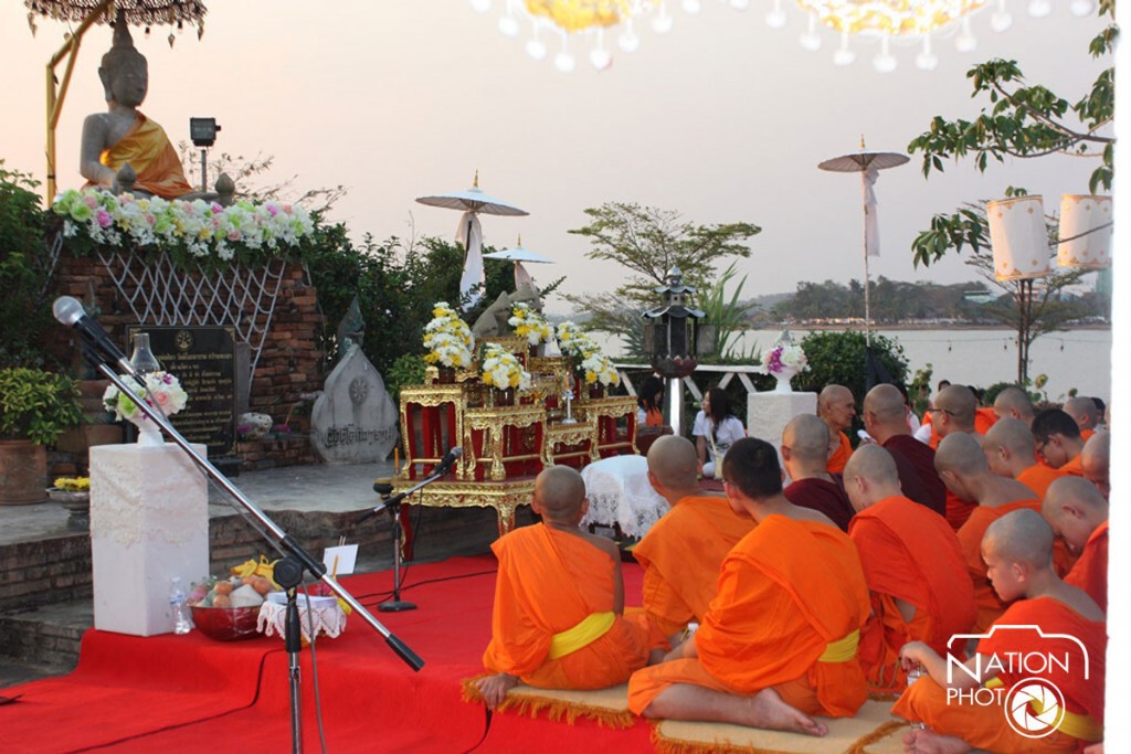 ประชาชนนับพัน ร่วมเวียนเทียนกลางน้ำ