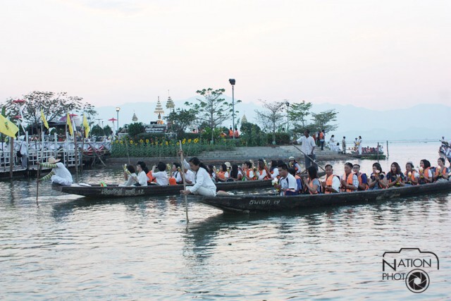 ประชาชนนับพัน ร่วมเวียนเทียนกลางน้ำ