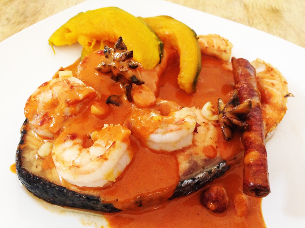 Cooking is Fun! : สเต็กแซลม่อนกับกุ้งผัดกระเทียมซอสมัสมั่นและฟักทองย่าง Cooking is Fun! : สเต็กแซลม่อนกับกุ้งผัดกระเทียมซอสมัสมั่นและฟักทองย่าง