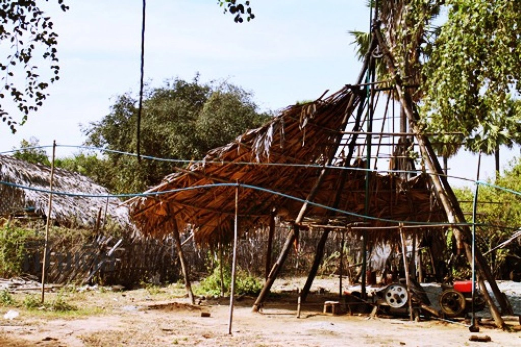 ตะลึง!!! แห่งเดียวในโลก ขุดน้ำมันดิบด้วยมือ ตะลึง!!! แห่งเดียวในโลก ขุดน้ำมันดิบด้วยมือ