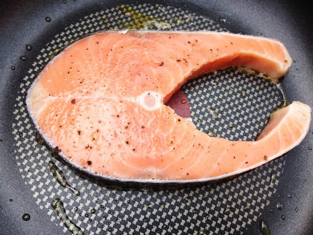 Cooking is Fun! : สเต็กแซลม่อนกับกุ้งผัดกระเทียมซอสมัสมั่นและฟักทองย่าง