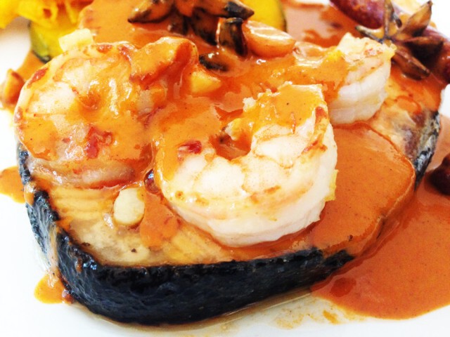 Cooking is Fun! : สเต็กแซลม่อนกับกุ้งผัดกระเทียมซอสมัสมั่นและฟักทองย่าง