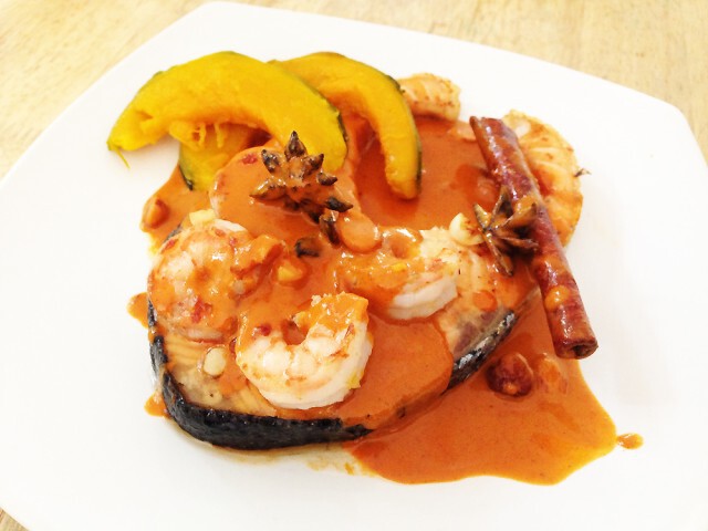 Cooking is Fun! : สเต็กแซลม่อนกับกุ้งผัดกระเทียมซอสมัสมั่นและฟักทองย่าง