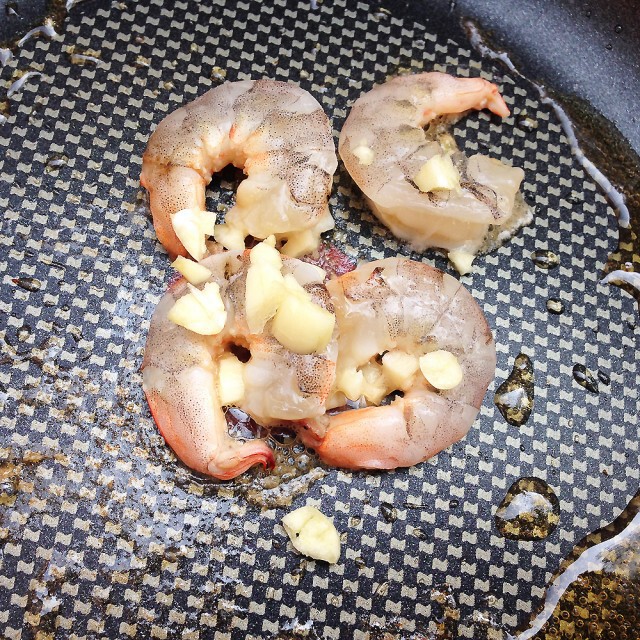 Cooking is Fun! : สเต็กแซลม่อนกับกุ้งผัดกระเทียมซอสมัสมั่นและฟักทองย่าง