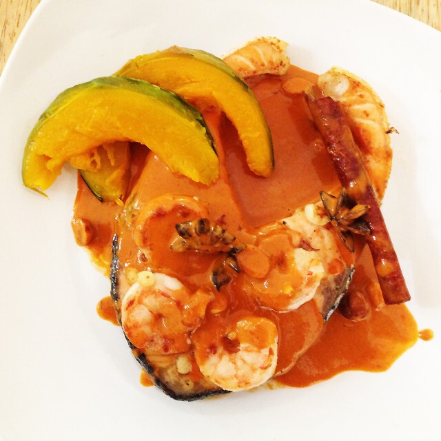 Cooking is Fun! : สเต็กแซลม่อนกับกุ้งผัดกระเทียมซอสมัสมั่นและฟักทองย่าง