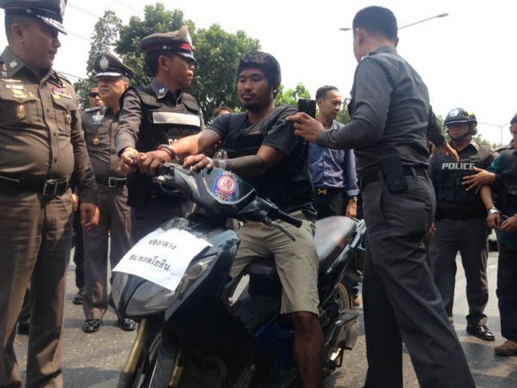 คุมตัวมือปาบึ้มทำแผนหน้าศาลอาญา คุมตัวมือปาบึ้มทำแผนหน้าศาลอาญา