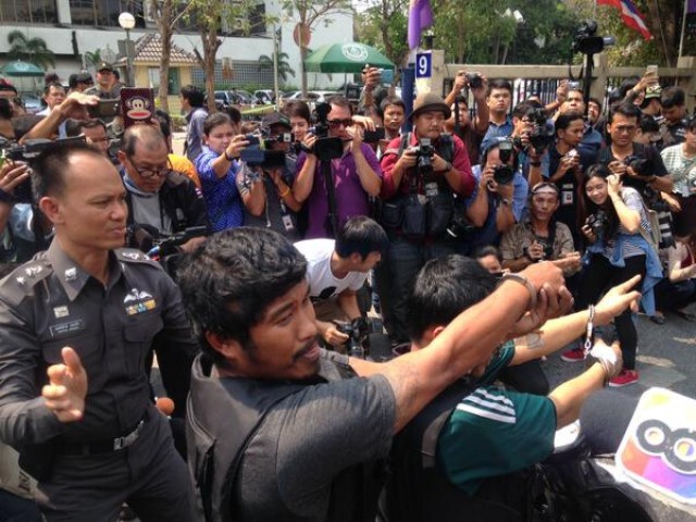 คุมตัวมือปาบึ้มทำแผนหน้าศาลอาญา