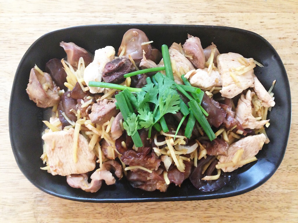 Cooking is Fun! : ไก่กับเครื่องในผัดขิงเห็ดหูหนู Cooking is Fun! : ไก่กับเครื่องในผัดขิงเห็ดหูหนู