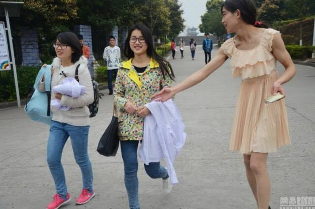 "โซเชียลจีน" ซูฮกหนุ่มแต่งหญิงขายผ้าอนามัยในวิทยาลัย