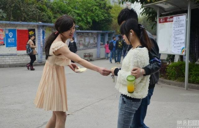 "โซเชียลจีน" ซูฮกหนุ่มแต่งหญิงขายผ้าอนามัยในวิทยาลัย