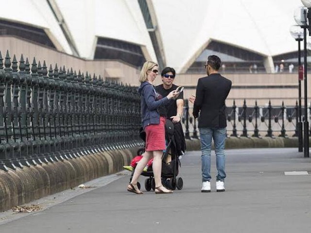 ช่างภาพจำเป็น "แฮมิลตัน" โดนใช้ถ่ายรูปให้นักท่องเที่ยวจิงโจ้