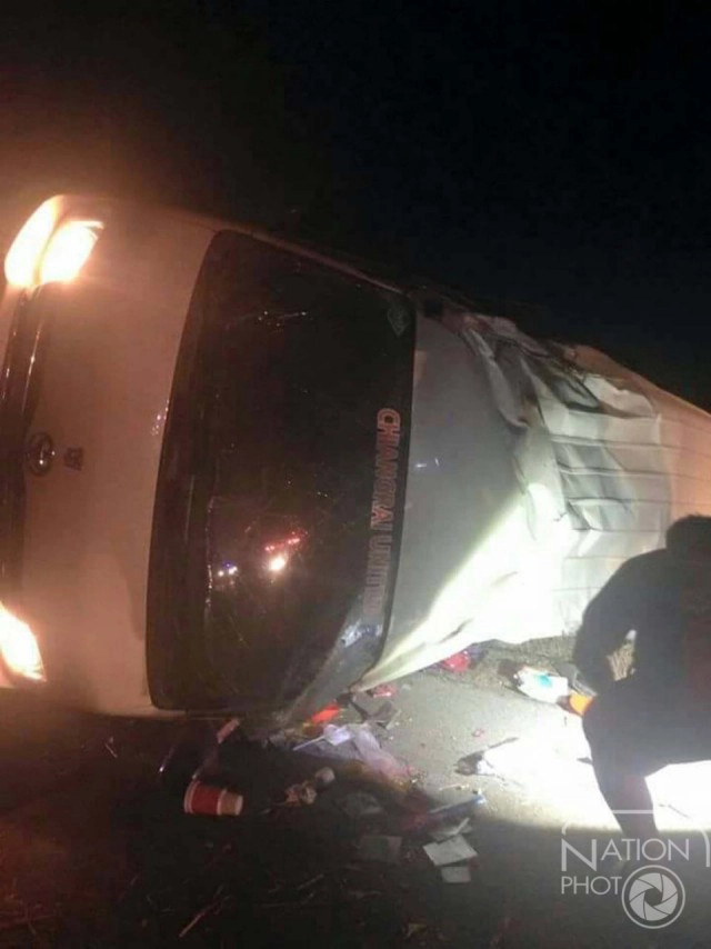 รถตู้"น่านเอฟซี"พลิกคว่ำ