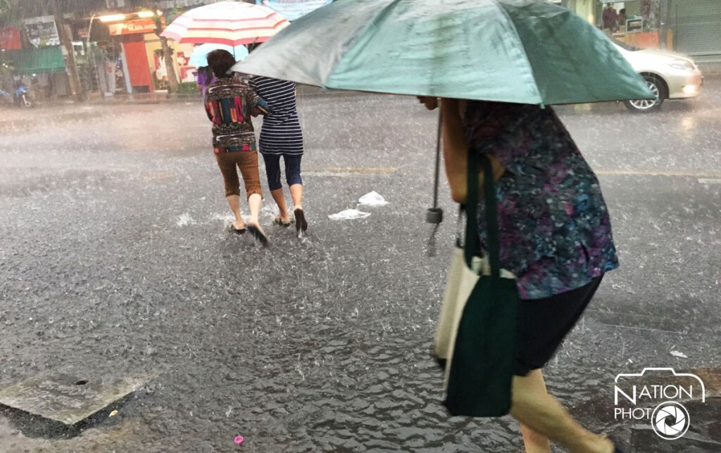 ฝนถล่มกรุงน้ำท่วมขังหลายจุด หนักสุด"สาทร"