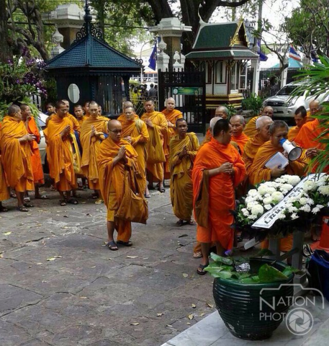 "พระ" บุกกรมศิลป์วางพวงหรีด-สวดบังสกุล