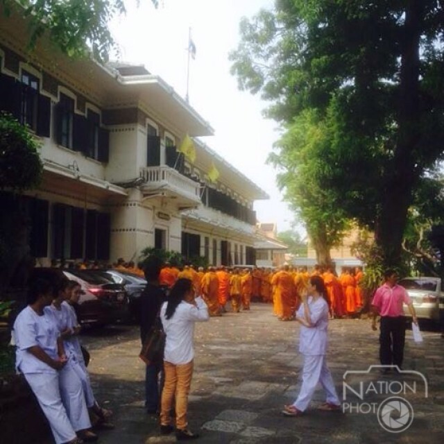 "พระ" บุกกรมศิลป์วางพวงหรีด-สวดบังสกุล