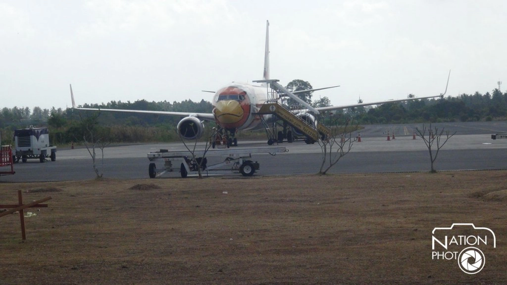 นกแอร์กระจกร้าว รอช่างเข้าตรวจสอบ