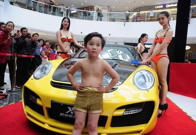 เหมาะสม? ชาวเน็ตจีนวิจารณ์แซ่ด จับเด็กยืนคู่พริตตี้ฉลองห้างเปิด 100 วัน