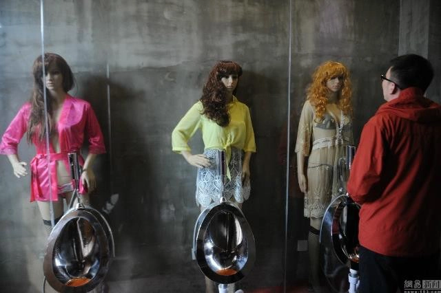 อึ้งเลย !! ห้องน้ำจีน ทำแปลกดีไซน์โถฉี่เป็นสาวเซ็กซี่