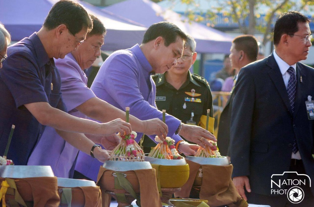 นายกฯตักบาตรพระสงฆ์ ฉลองพระชนมายุ 5 รอบพระเทพฯ นายกฯตักบาตรพระสงฆ์ ฉลองพระชนมายุ 5 รอบพระเทพฯ
