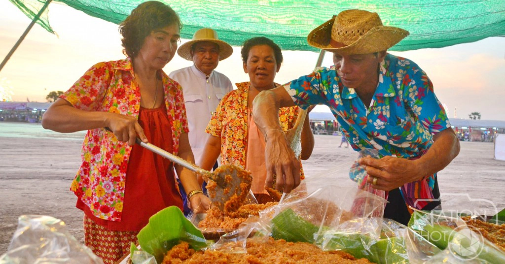 ชาวปทุมธานีสืบสานวัฒนธรรมไทย กวนข้าวเหนียวแดง สร้างสามัคคีในครอบครัว ชาวปทุมธานีสืบสานวัฒนธรรมไทย กวนข้าวเหนียวแดง สร้างสามัคคีในครอบครัว