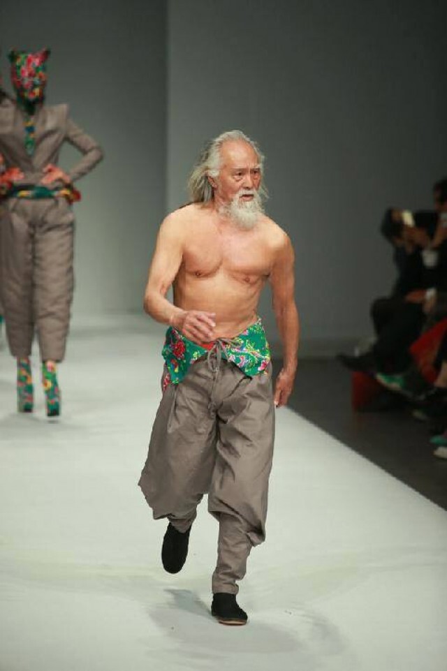 ฮือฮา...นายแบบวัย 79 ในงานแฟชั่นโชว์ที่เมืองจีน