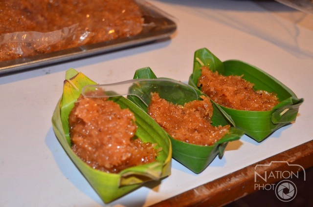 ชาวปทุมธานีสืบสานวัฒนธรรมไทย กวนข้าวเหนียวแดง สร้างสามัคคีในครอบครัว