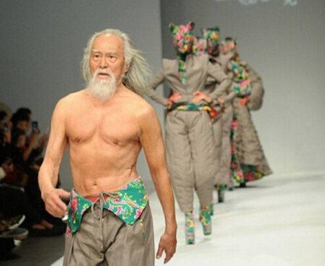 ฮือฮา...นายแบบวัย 79 ในงานแฟชั่นโชว์ที่เมืองจีน