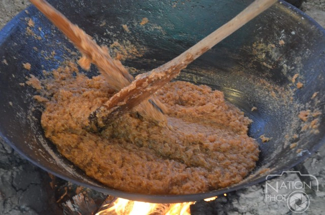 ชาวปทุมธานีสืบสานวัฒนธรรมไทย กวนข้าวเหนียวแดง สร้างสามัคคีในครอบครัว