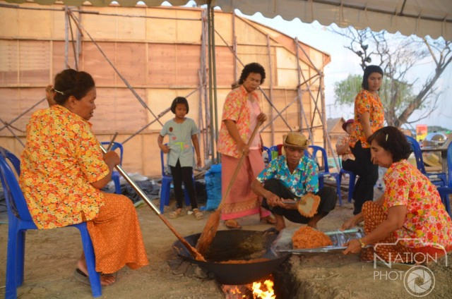 ชาวปทุมธานีสืบสานวัฒนธรรมไทย กวนข้าวเหนียวแดง สร้างสามัคคีในครอบครัว