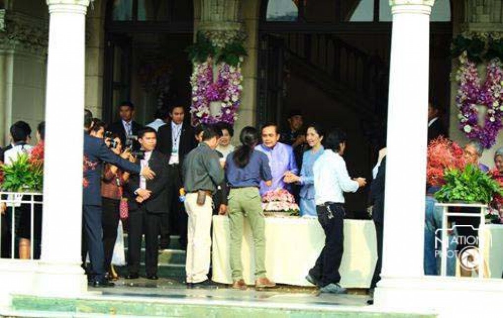 ครม.-ขรก.ทำเนียบ จัดพิธีรดน้ำนายกฯและภริยา รับสงกรานต์