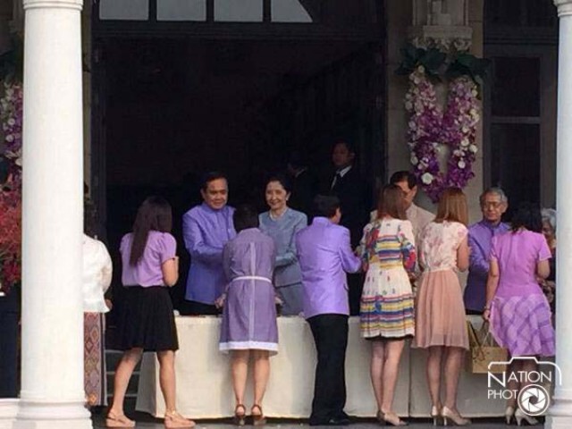 ครม.-ขรก.ทำเนียบ จัดพิธีรดน้ำนายกฯและภริยา รับสงกรานต์