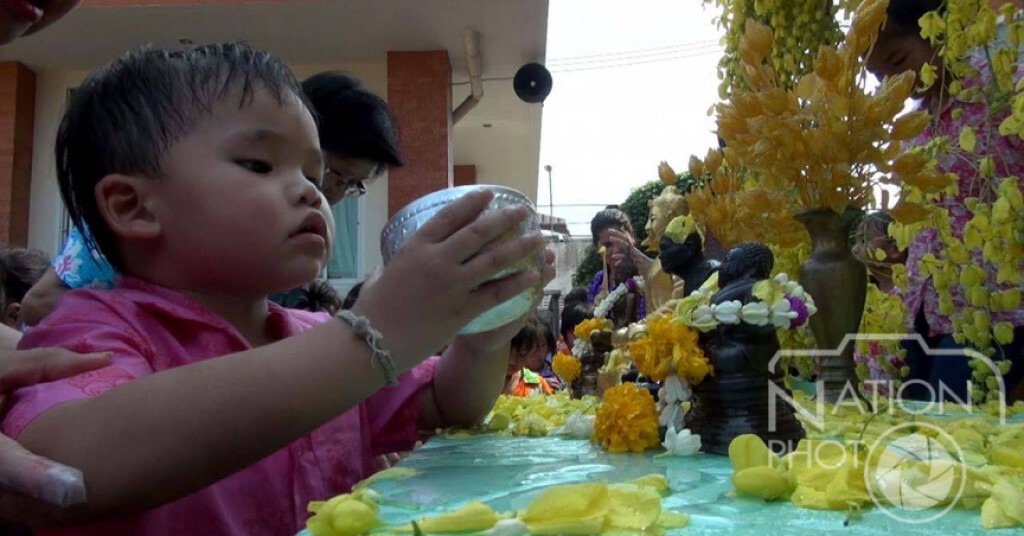 พิษณุโลก-หนูน้อยอนุบาลสรงน้ำพระ สืบสานประเพณีไทย พิษณุโลก-หนูน้อยอนุบาลสรงน้ำพระ สืบสานประเพณีไทย