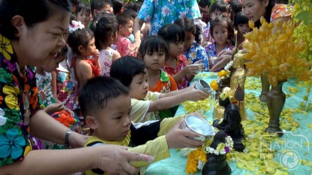 พิษณุโลก-หนูน้อยอนุบาลสรงน้ำพระ สืบสานประเพณีไทย