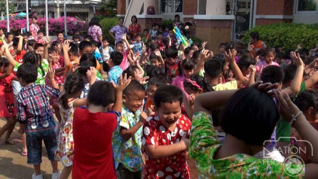 พิษณุโลก-หนูน้อยอนุบาลสรงน้ำพระ สืบสานประเพณีไทย
