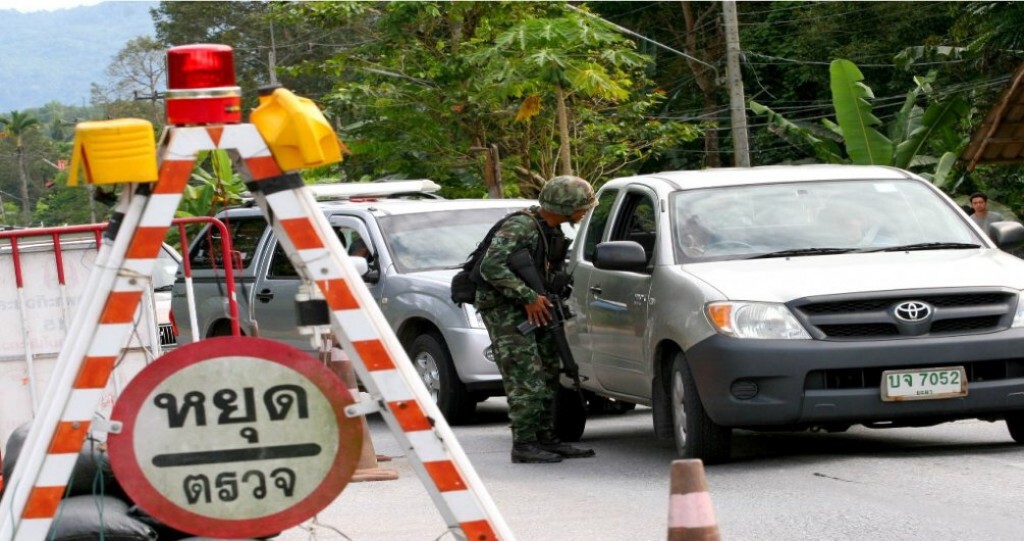 ปิดเมืองโก-ลก ตรวจเข้มรถต้องสงสัย ปิดเมืองโก-ลก ตรวจเข้มรถต้องสงสัย