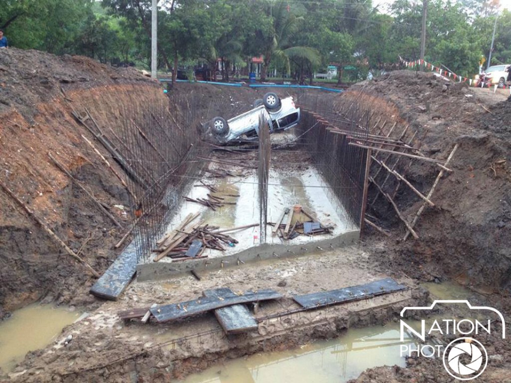 ขับรถซื้อของไหว้สงกรานต์ รถเสียหลักร่วงถนนหงายท้องชี้ฟ้า ขับรถซื้อของไหว้สงกรานต์ รถเสียหลักร่วงถนนหงายท้องชี้ฟ้า