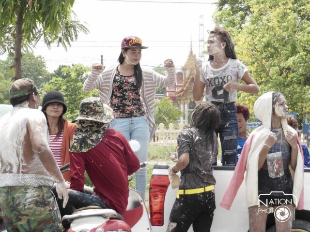 บรรยากาศสงกรานต์ "ถนนข้าวสุก" อ่างทอง