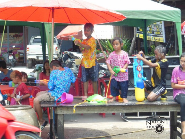 บรรยากาศสงกรานต์ "ถนนข้าวสุก" อ่างทอง