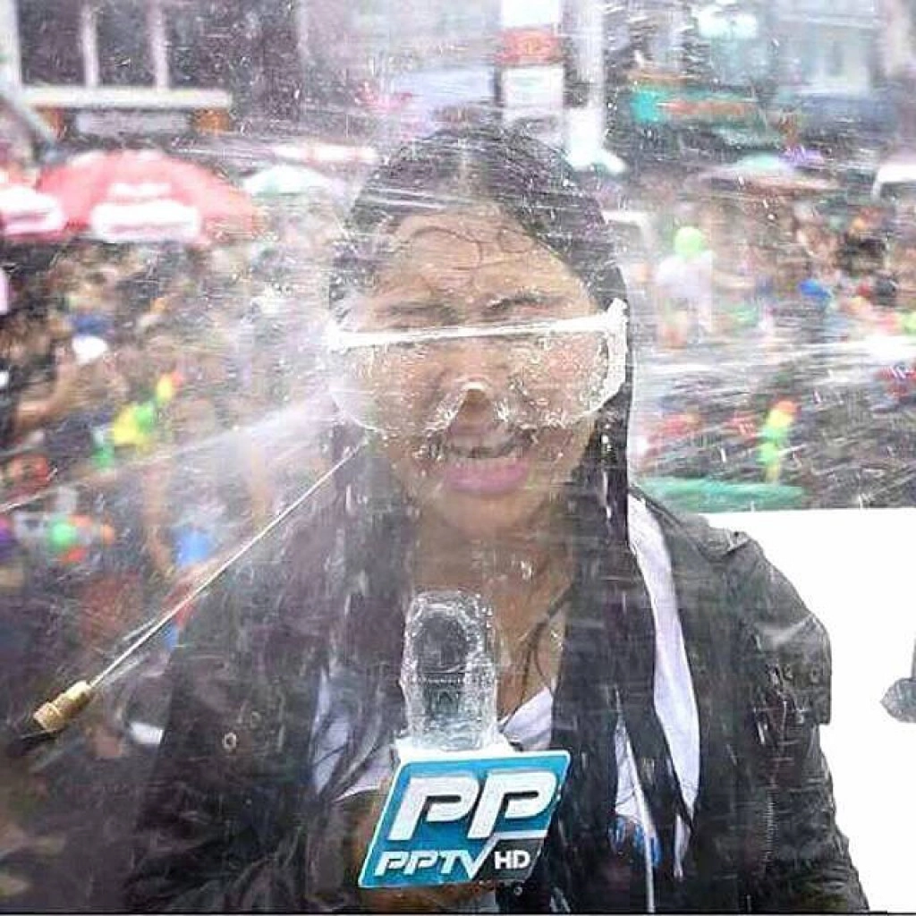 ไม่ตลก! นักข่าวสาวถูกฉีดน้ำใส่หน้า หวิด "บอด-ปากเจ่อ