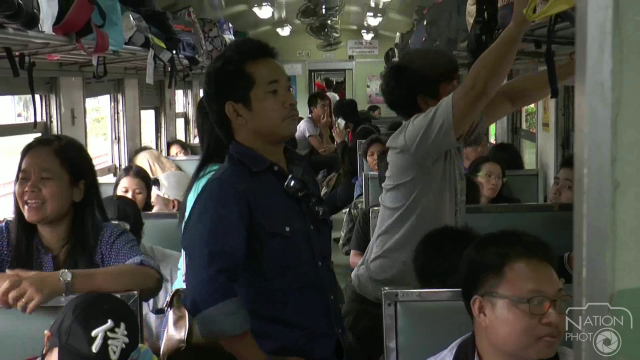 หนองคาย-รถไฟฟรีแน่น ประชาชนแห่ใช้บริการเดินทางกลับทำงาน