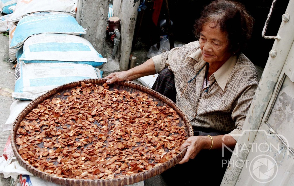 ชาวตรังแห่ทำหมากแห้งขาย ได้ราคาดีช่วงราคายางดิ่ง